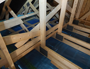 Zateplení stropu dřevostavby pomocí dřevovláknité foukané izolace